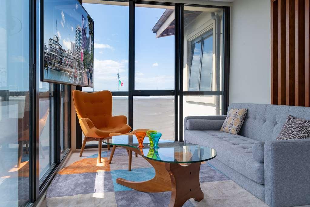 Готель Ohtel Окленд Номер фото A living room with a view of the city