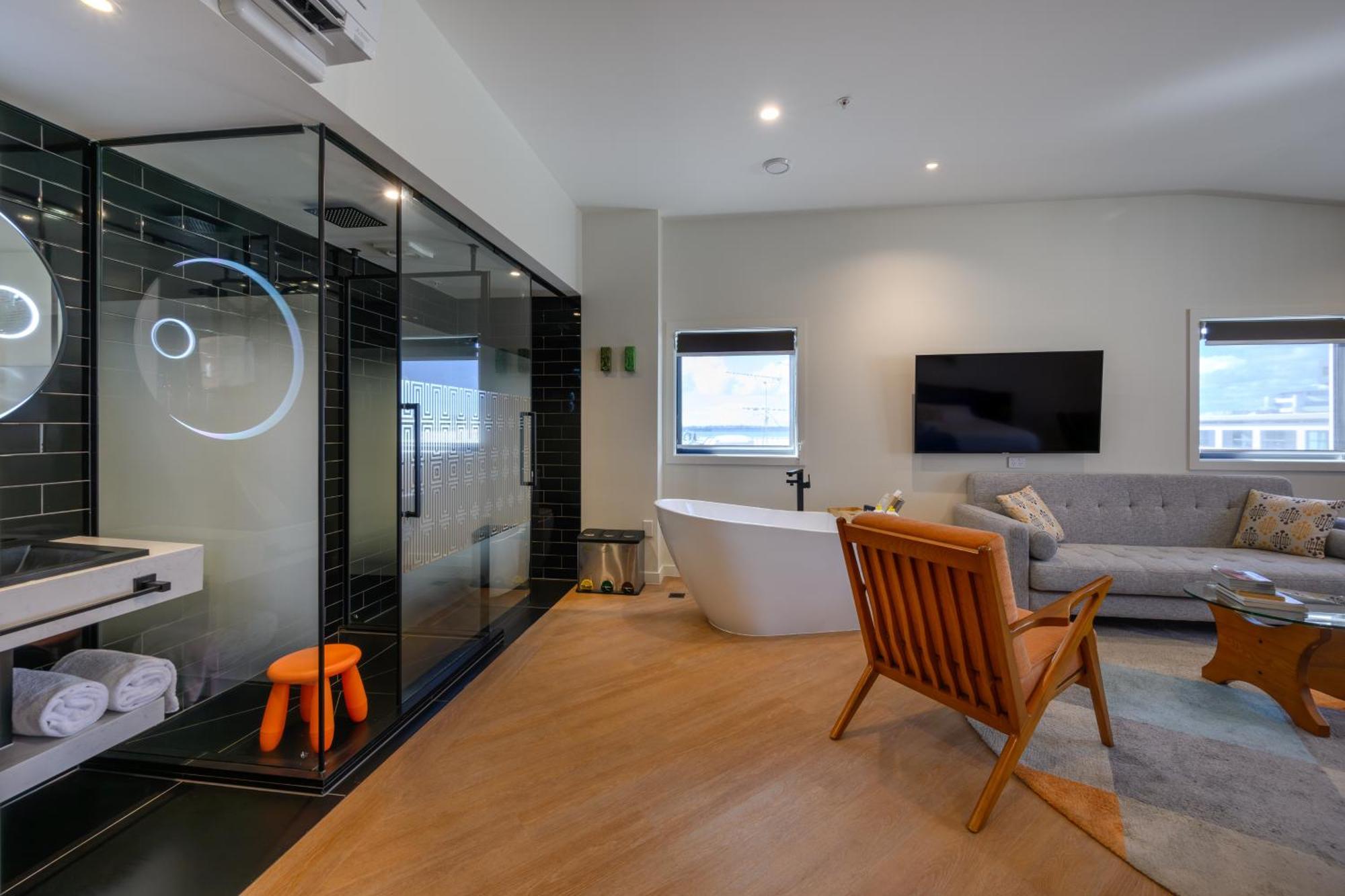 Готель Ohtel Окленд Екстер'єр фото A modern bathroom with a freestanding bathtub